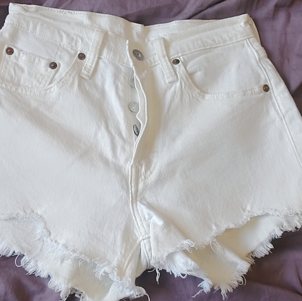 Chic White Frayed Hem Denim Shorts